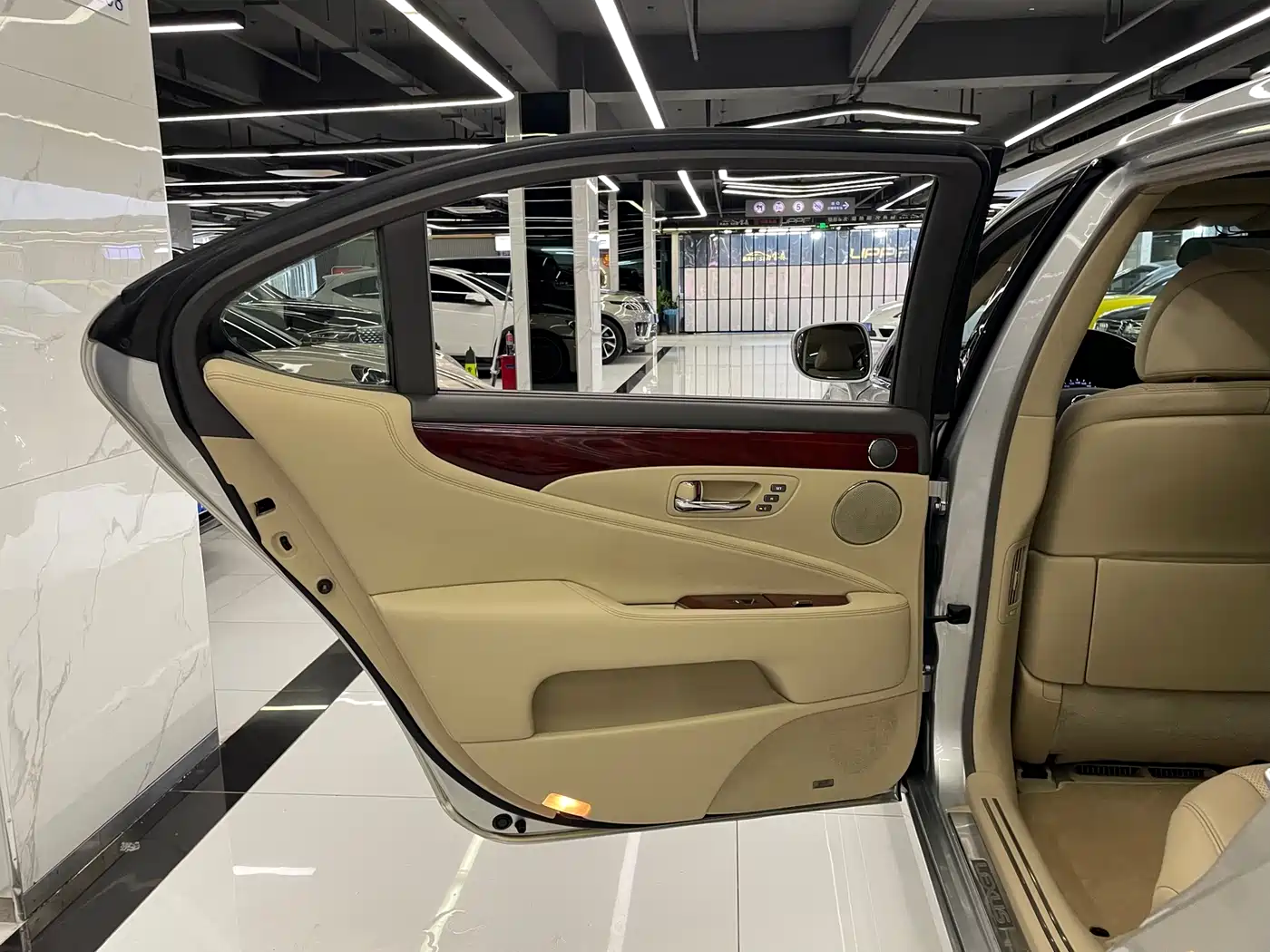 Lexus LS 2006 460L фото 39