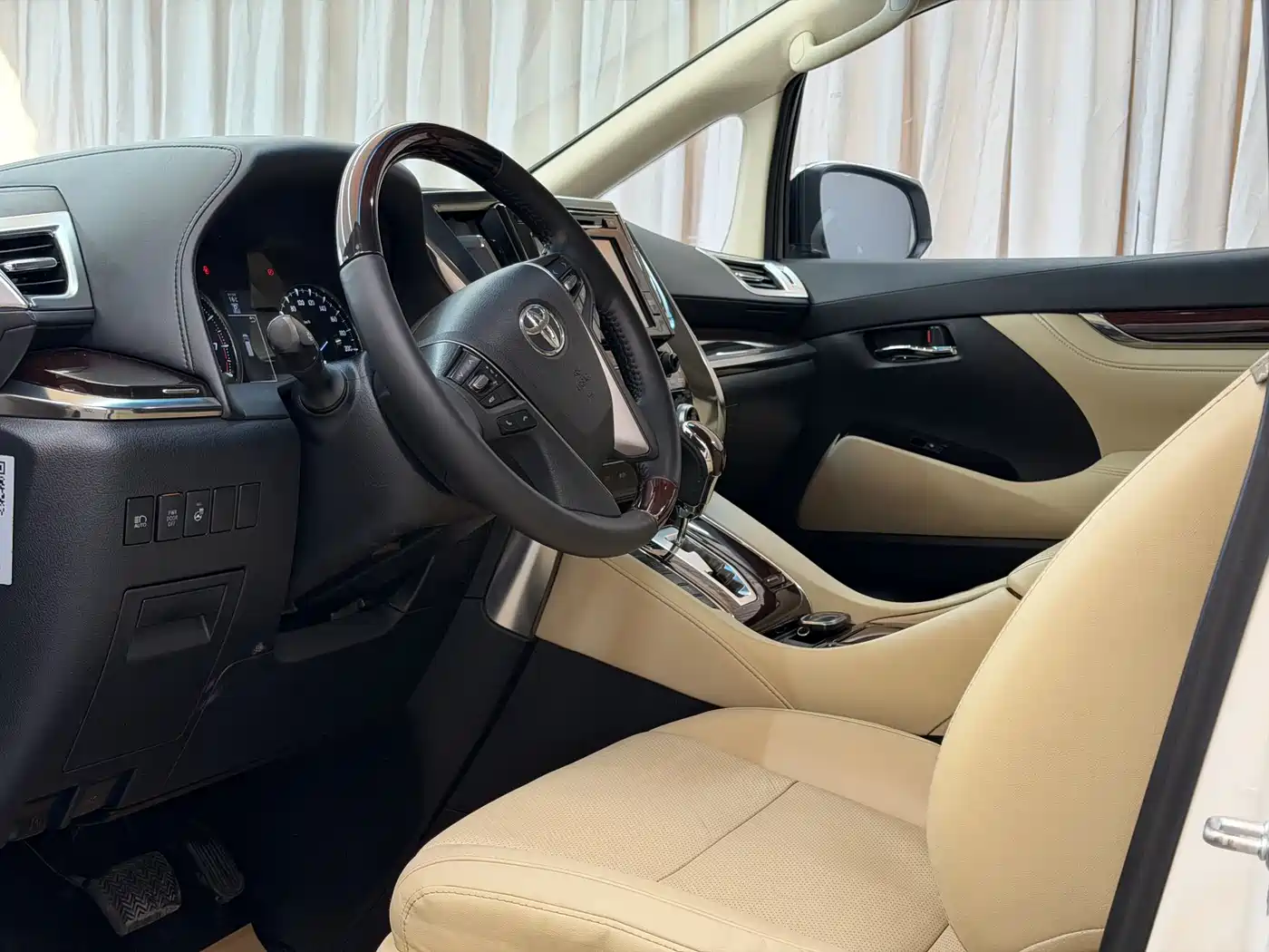 Toyota Alphard 2018 3.5L Luxury фото 4