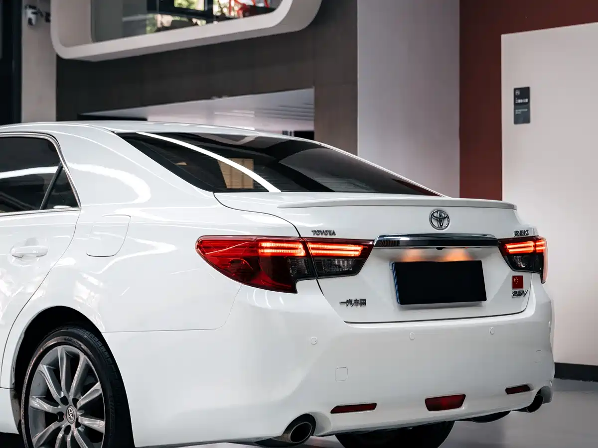 Toyota Reiz 2013 2.5V Shangrui Navigation Edition фото 8