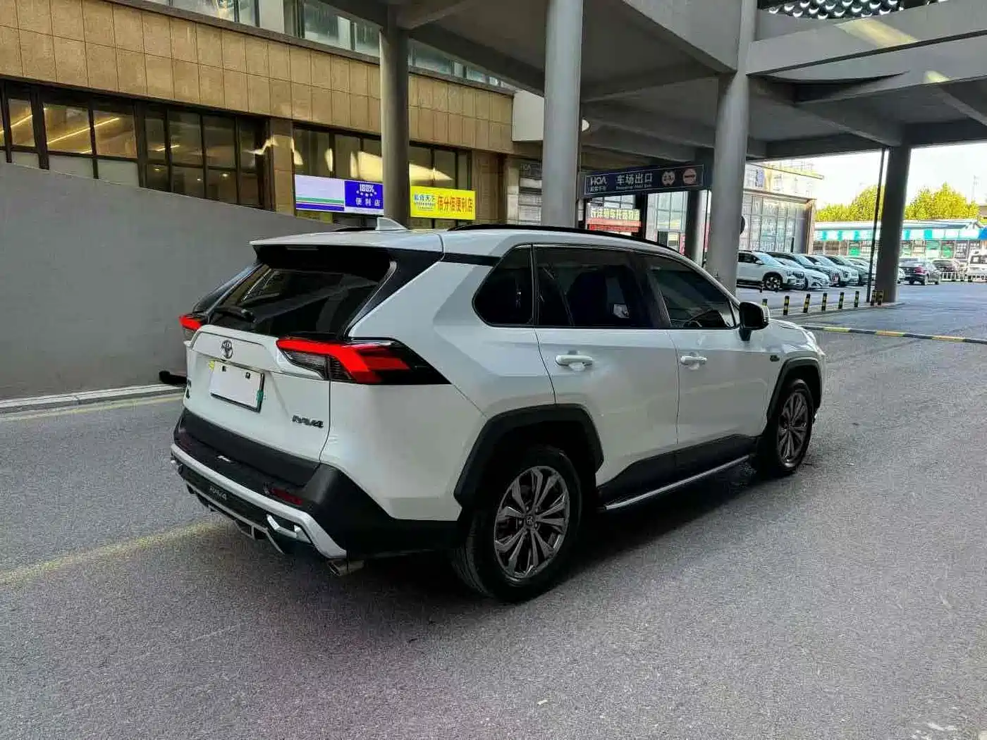 Toyota RAV4 Rongfang 2023 2.0L CVT 2WD 20th Anniversary Platinum Edition фото 7