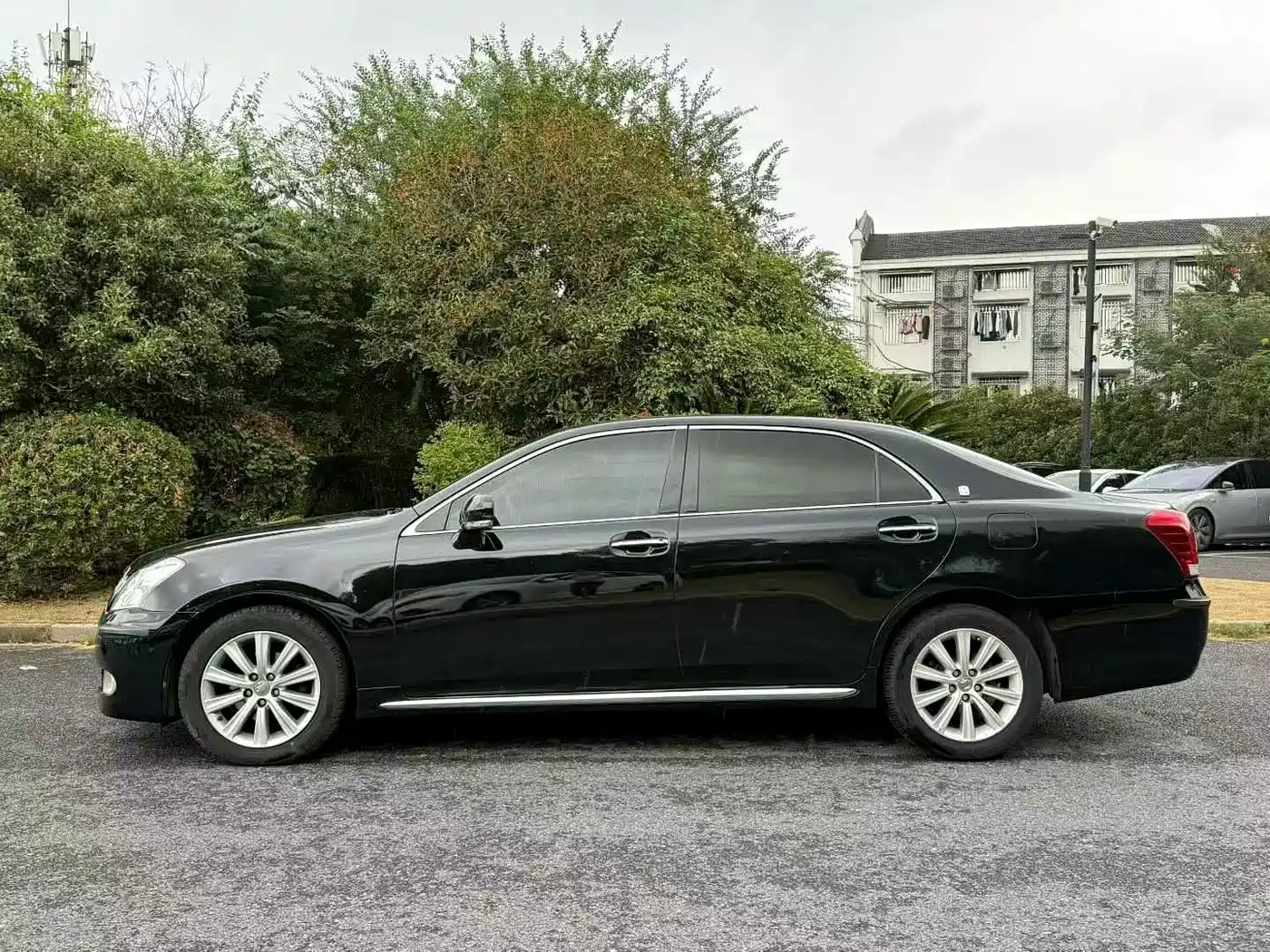 Toyota Crown 2011 2.5L Royal Leather Sunroof Special Edition фото 2