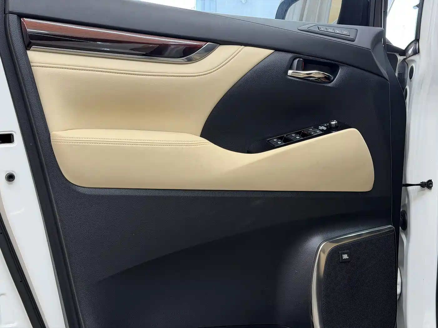 Toyota Alphard 2018 3.5L Luxury фото 12