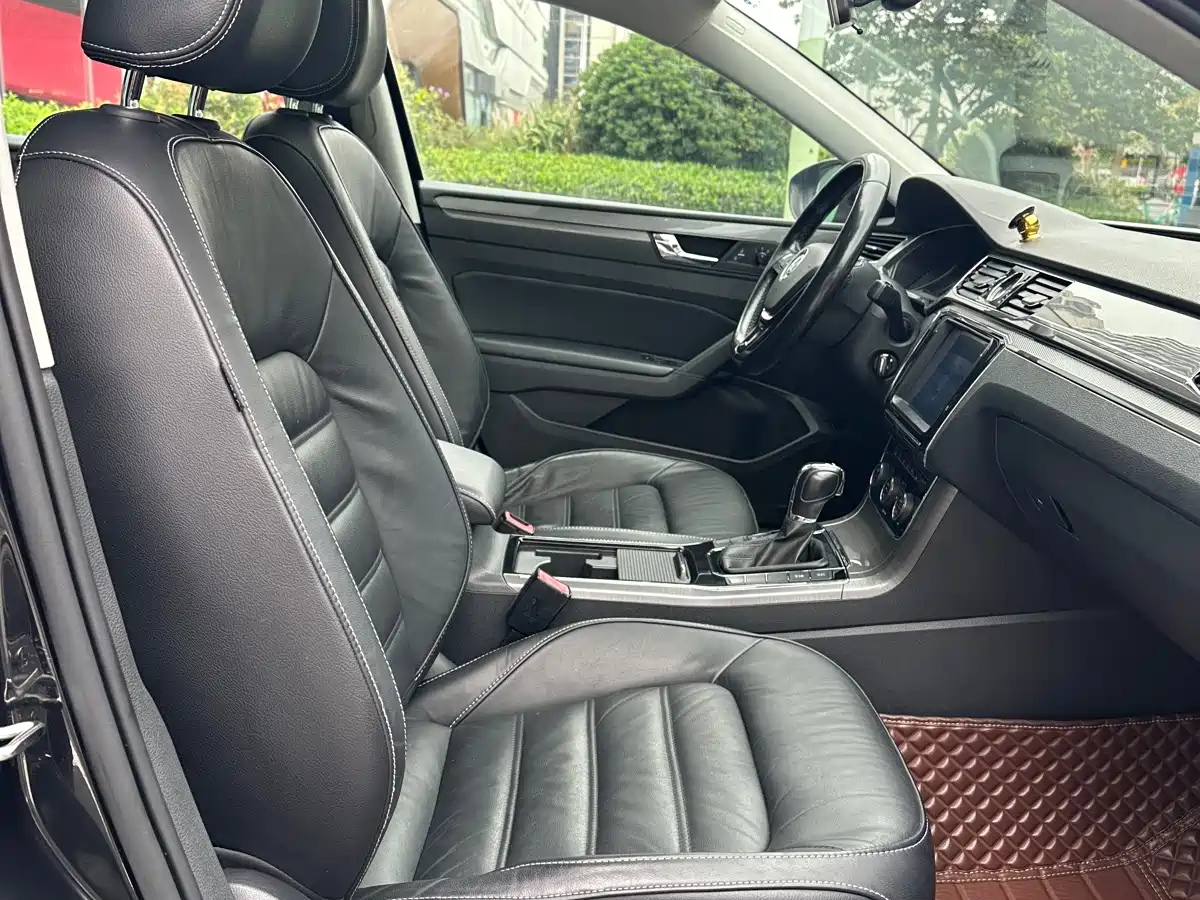 Volkswagen Passat 2016 330TSI DSG Honor Edition фото 13