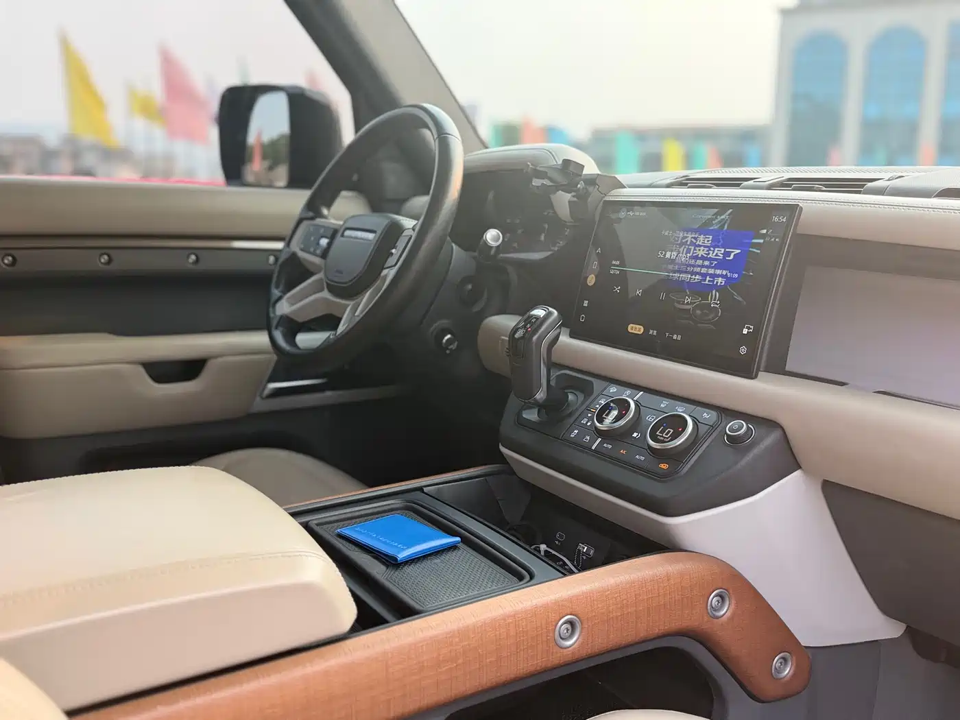 Land Rover Defender 2020 Model 110 P400 HSE фото 16