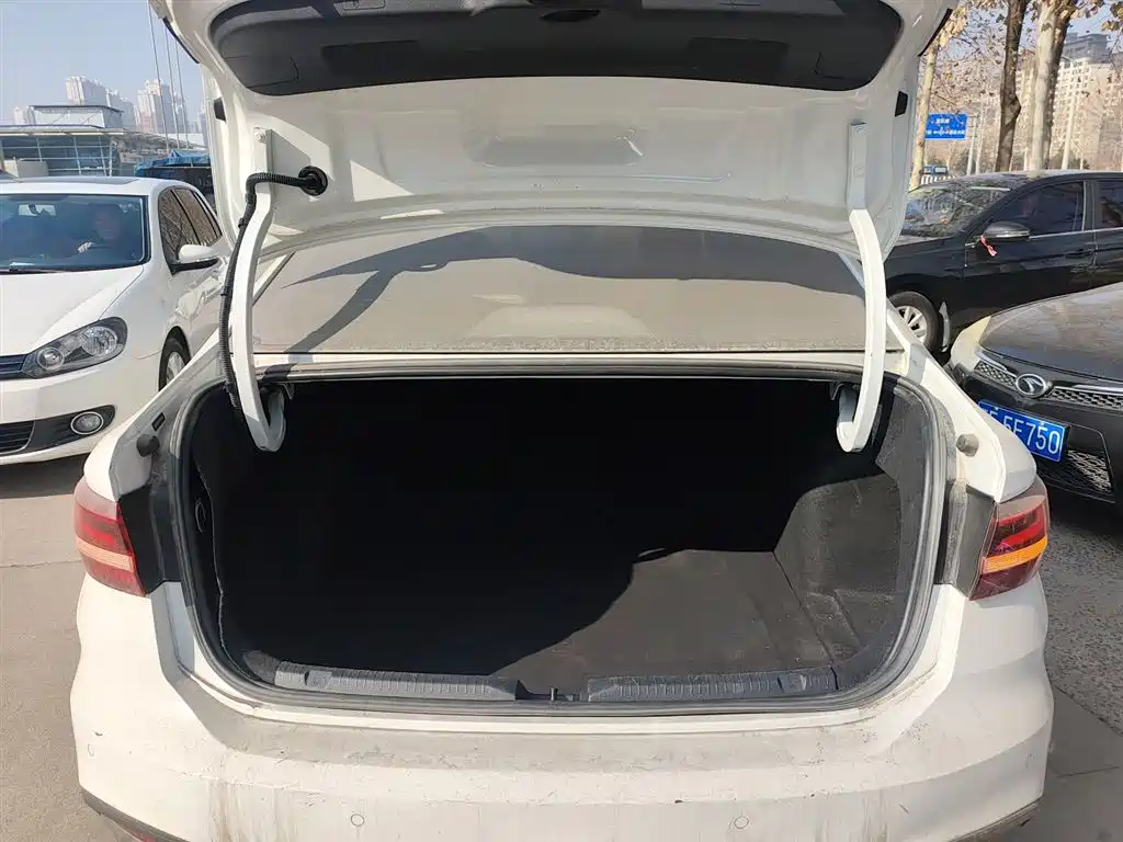 Volkswagen Lavida 2023 Facelift 1.5L Auto Comfort Edition фото 15