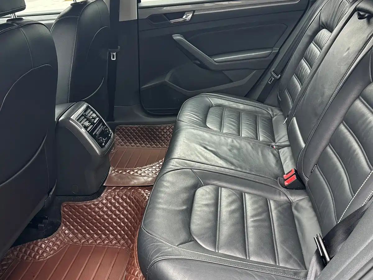 Volkswagen Passat 2016 330TSI DSG Honor Edition фото 8