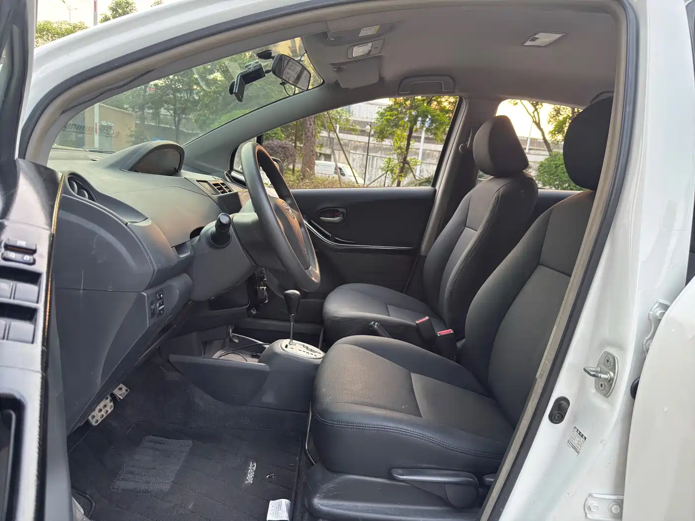 Toyota Yaris 2011 1.6G Auto Dynamic Edition фото 10