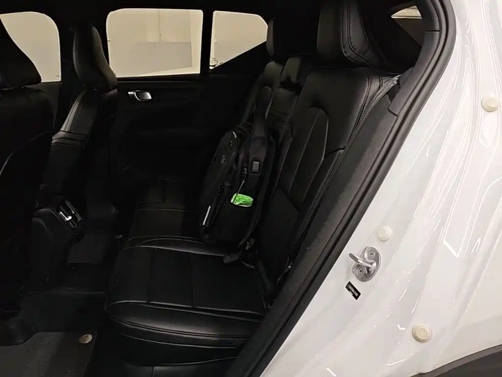 Фото 17 - Volvo XC40