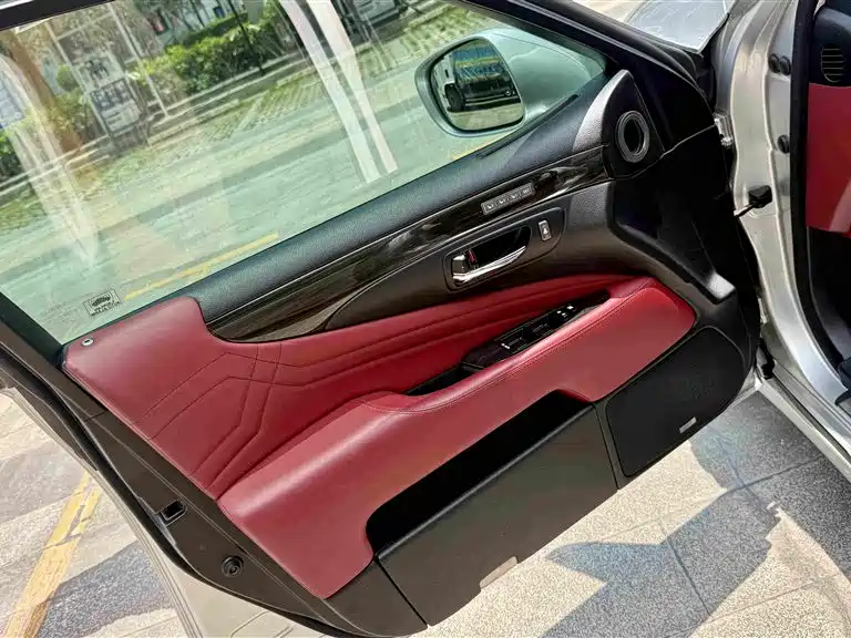 Photo 12 - Lexus LS