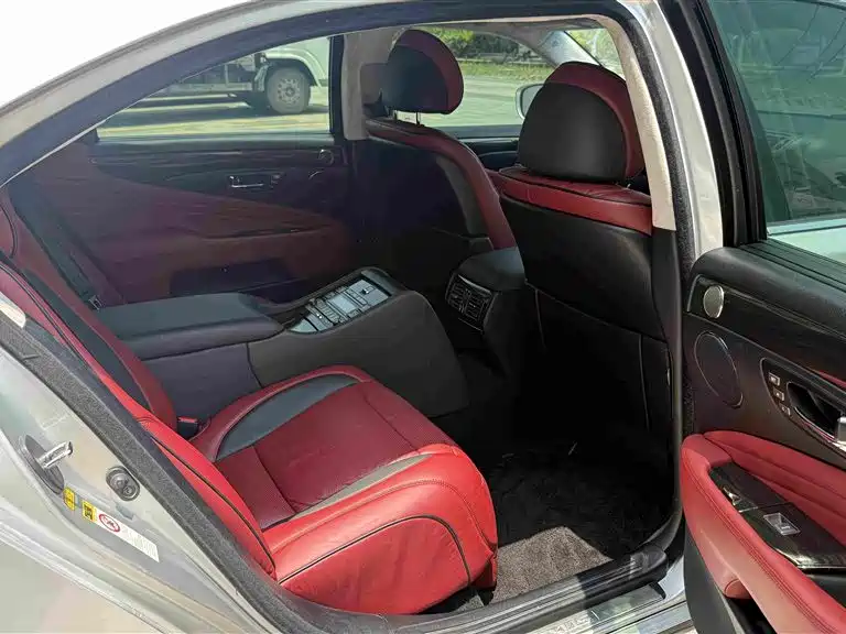Photo 18 - Lexus LS