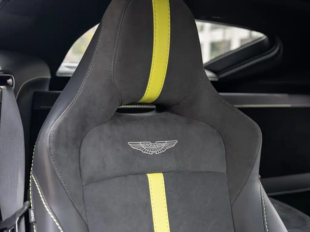 ASTON MARTIN V8 VANTAGE