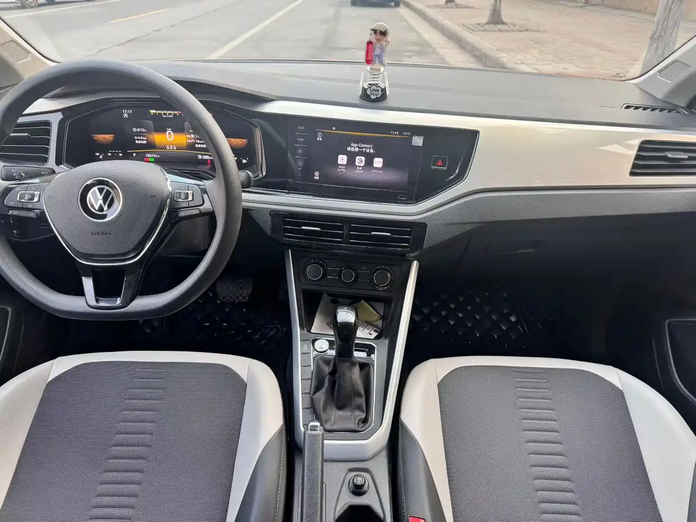 Volkswagen Polo 2023 Facelift Plus 1.5L Auto Chroma Tech Edition фото 5