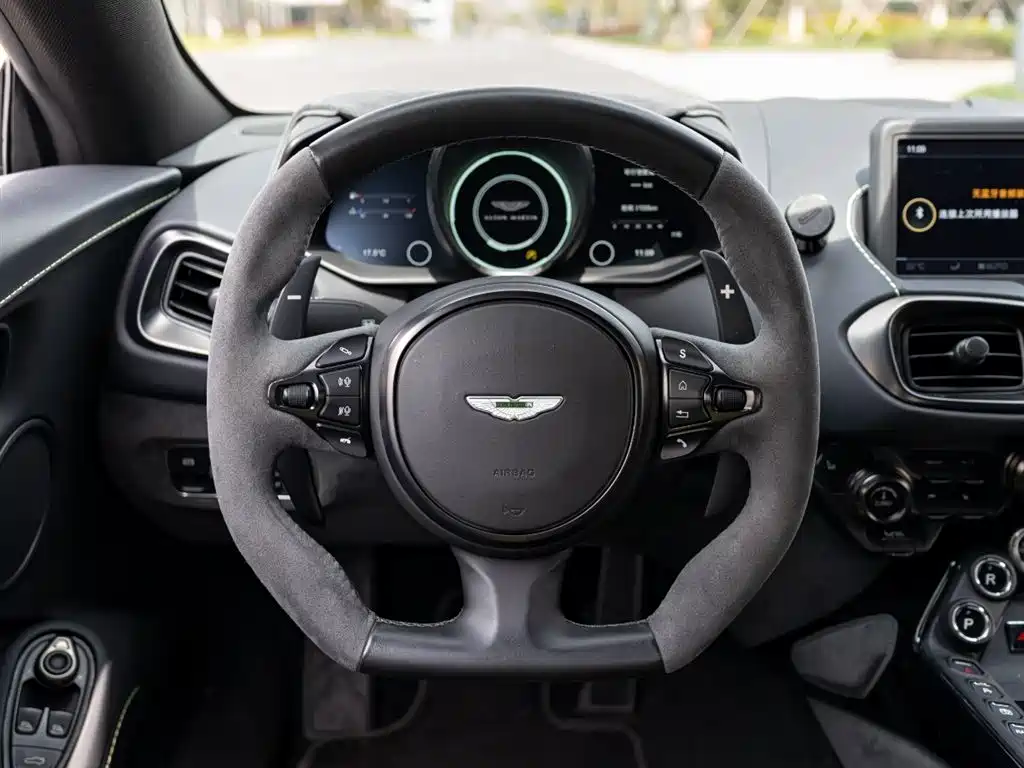 ASTON MARTIN V8 VANTAGE