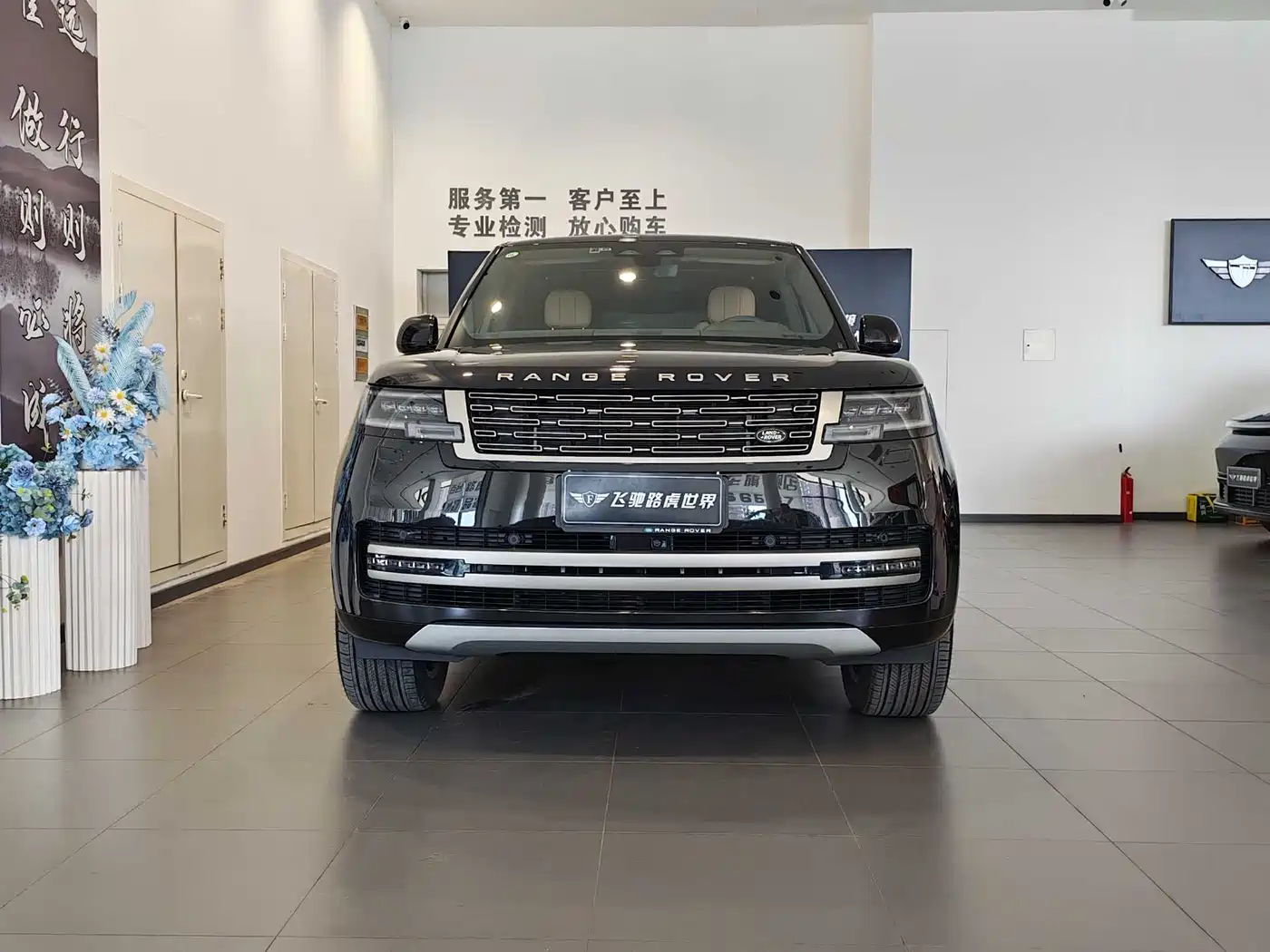 Land Rover Range Rover 2023 3.0 L6 400PS Golden Age 7-Seater Long Wheelbase фото 2