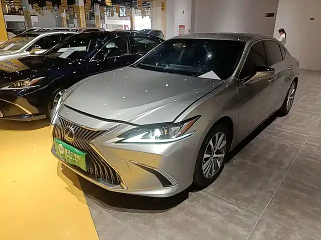 Lexus ES 2021