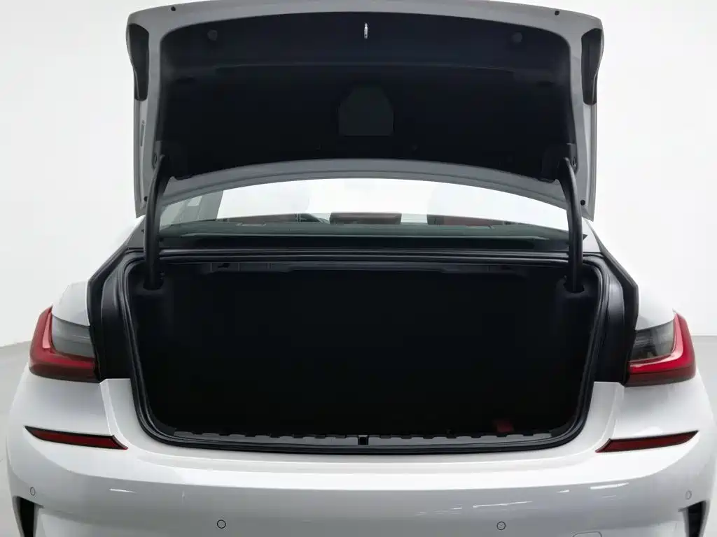 Photo 16 - BMW 3 Series