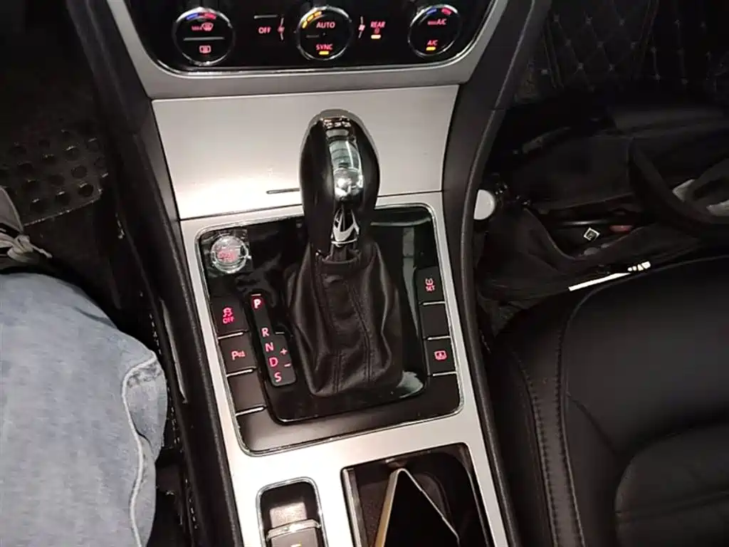 Volkswagen Passat 2015 1.8TSI DSG Prestige Edition фото 14