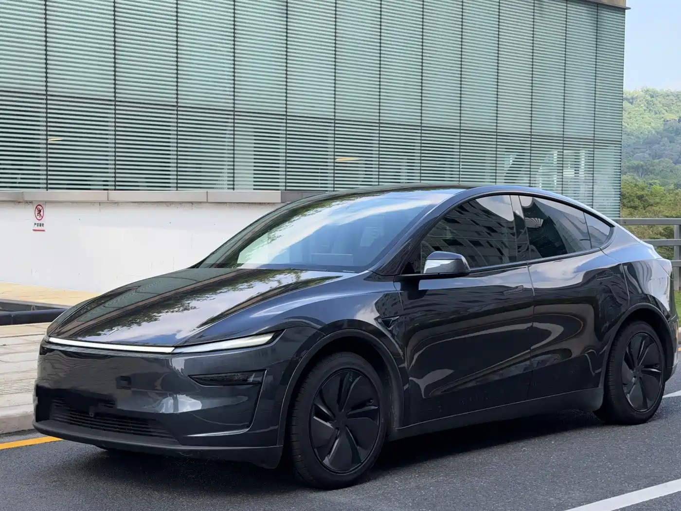 Tesla Model Y 2025 Rear-Wheel Drive