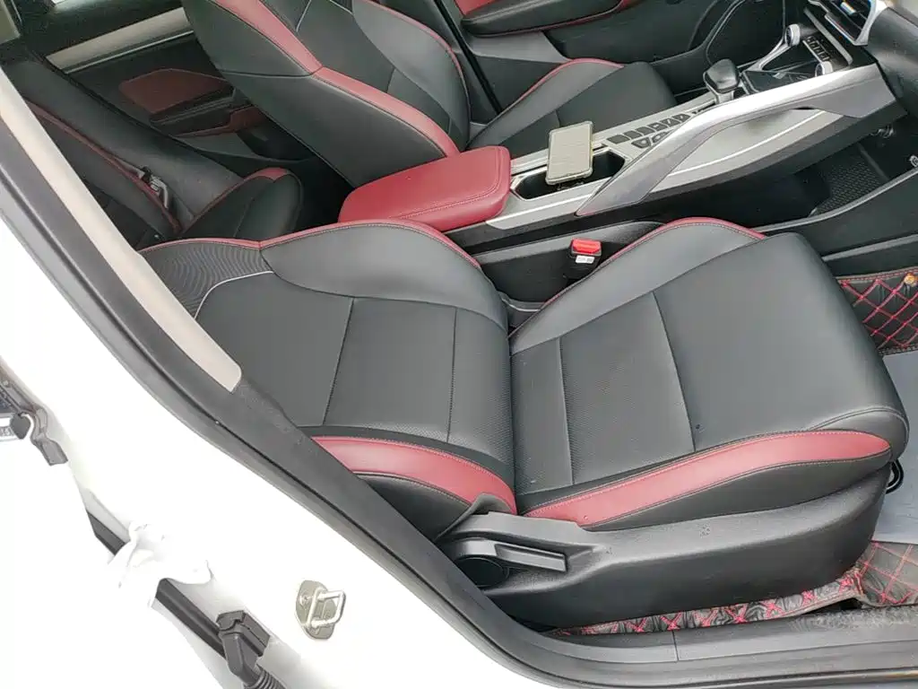 Фото 25 - Geely Coolray