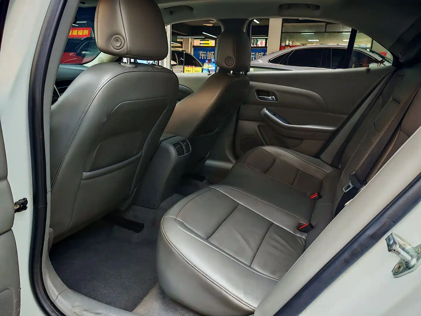 Chevrolet Malibu 2012 2.0L Automatic Luxury Edition фото 8