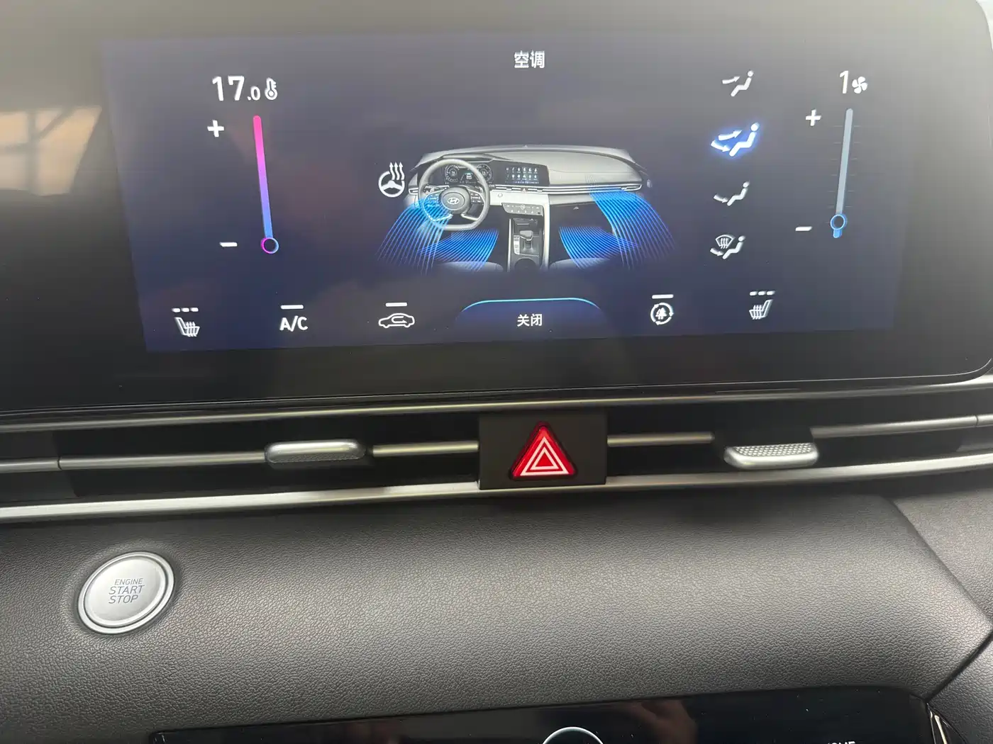 Hyundai Elantra 2022 1.5L CVT LUX Premium Edition фото 23