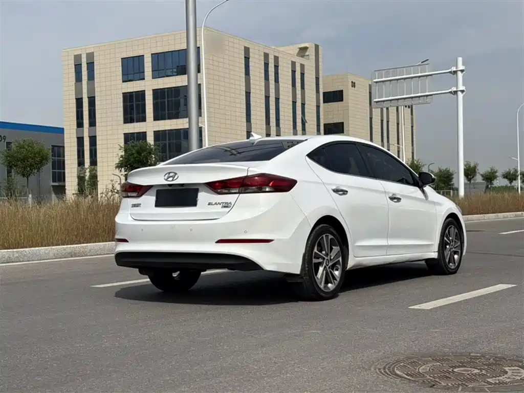 Hyundai Elantra 2016 Model 1.6L Automatic Smart Elite фото 18