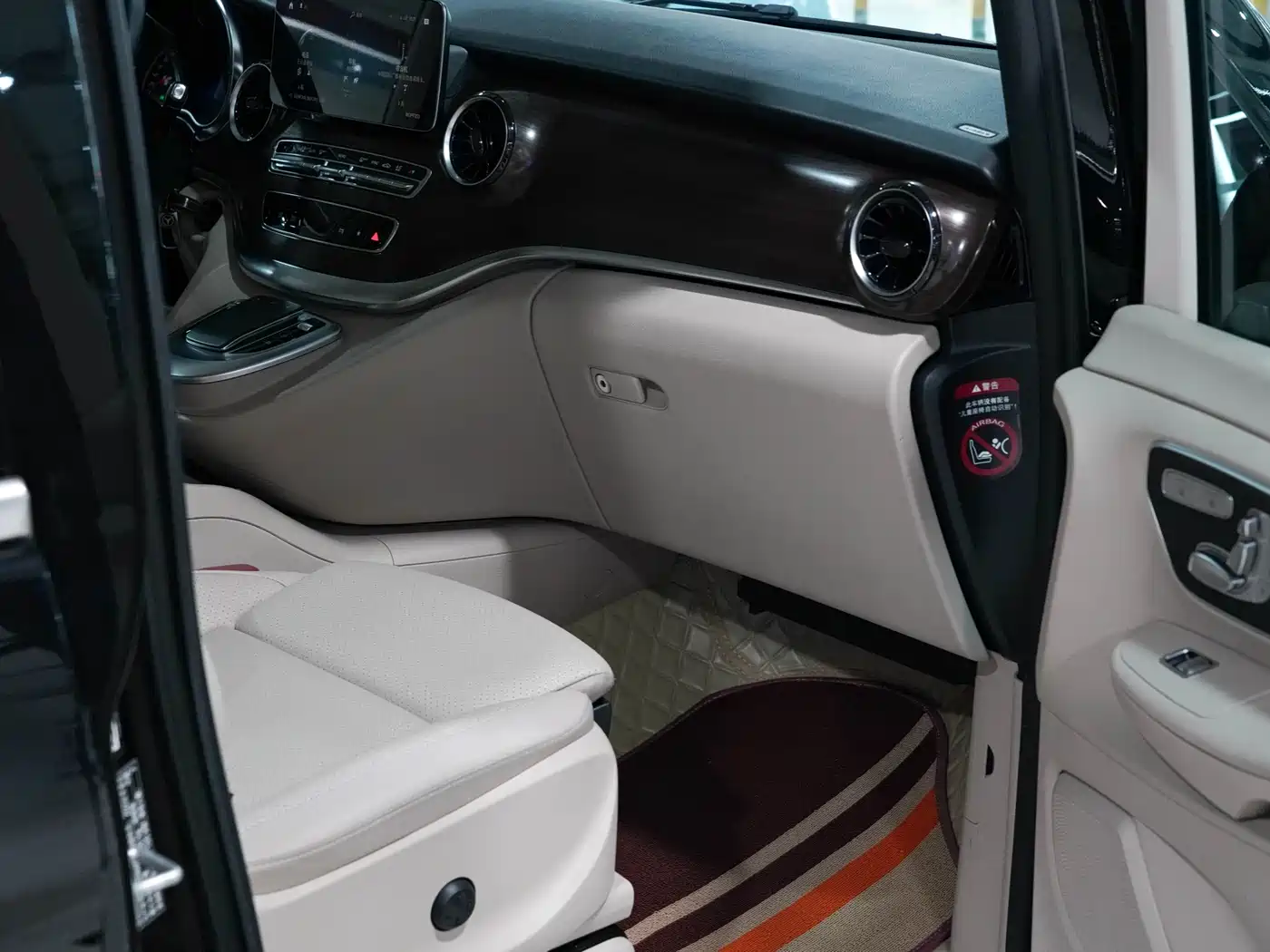 Mercedes-Benz V-Class 2022 V 260 Pilot Edition фото 14