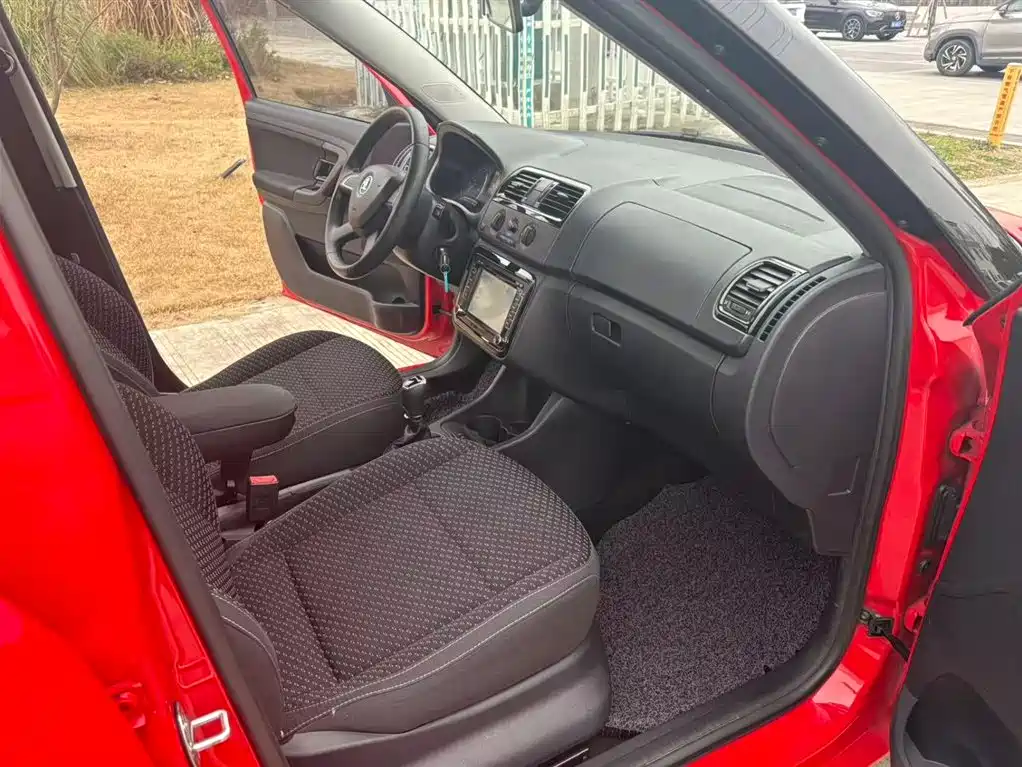Škoda Fabia 2014 1.6L Automatic Sport Edition фото 8
