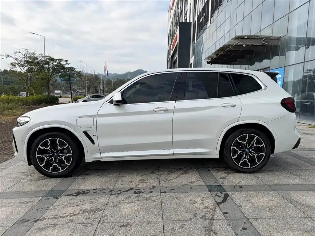 BMW IX3