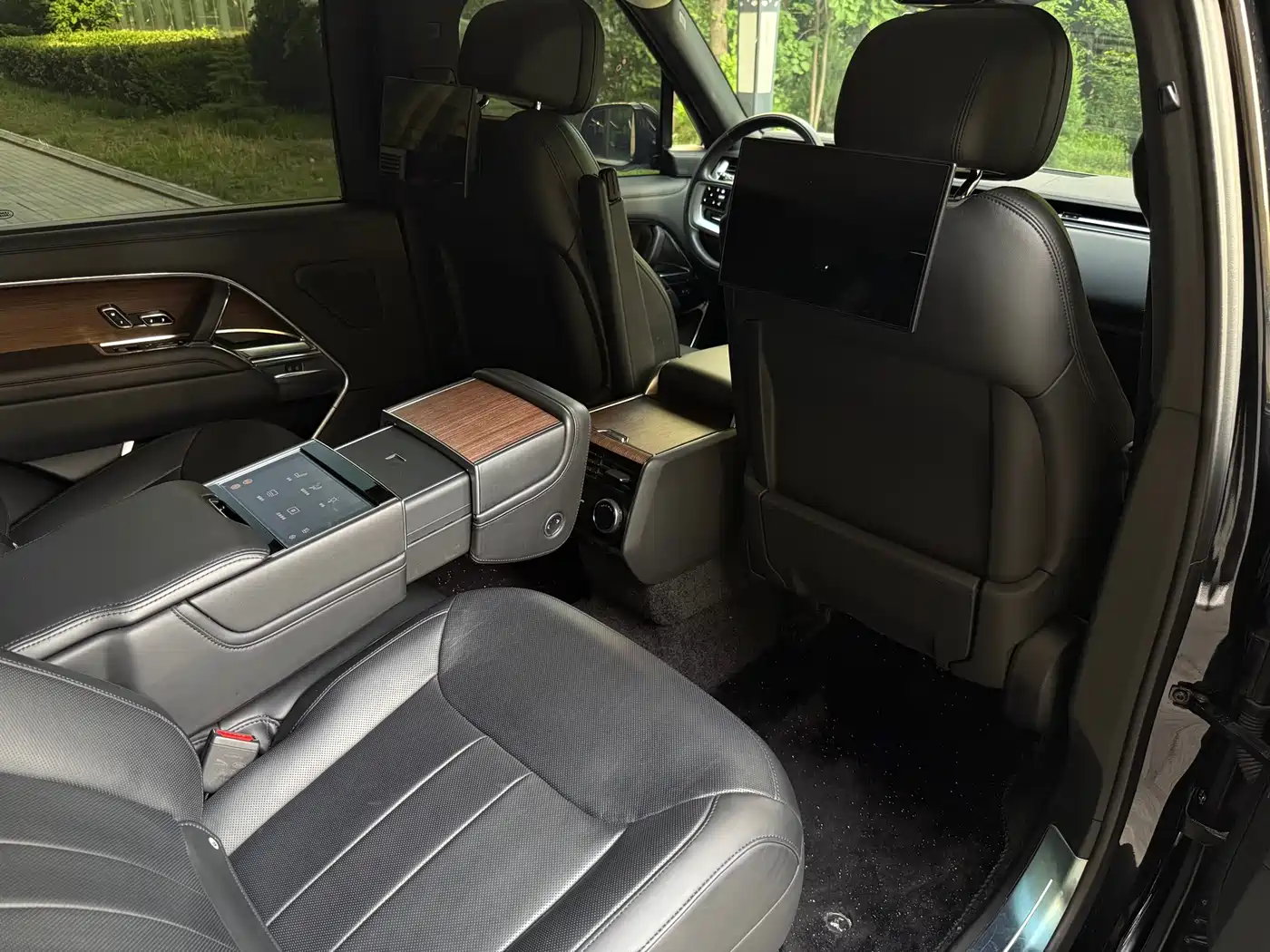 Land Rover Range Rover 2024 3.0 L6 400PS Genesis Extended фото 10