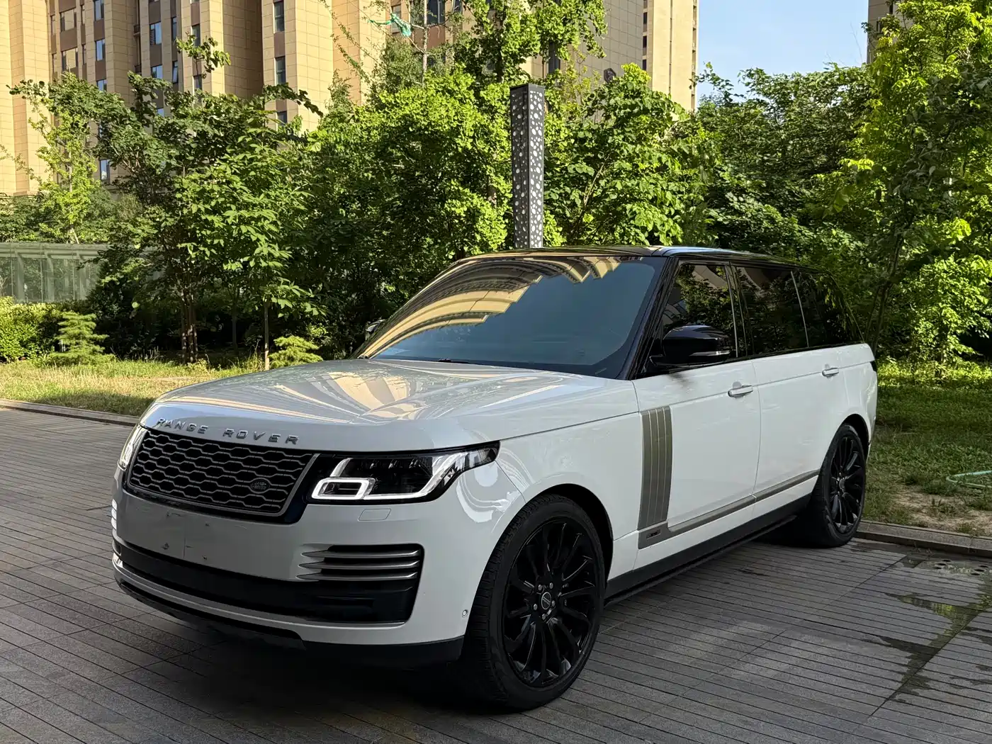 Land Rover Range Rover 2022 3.0 L6 400PS Prestige Genesis Extended Edition фото 2