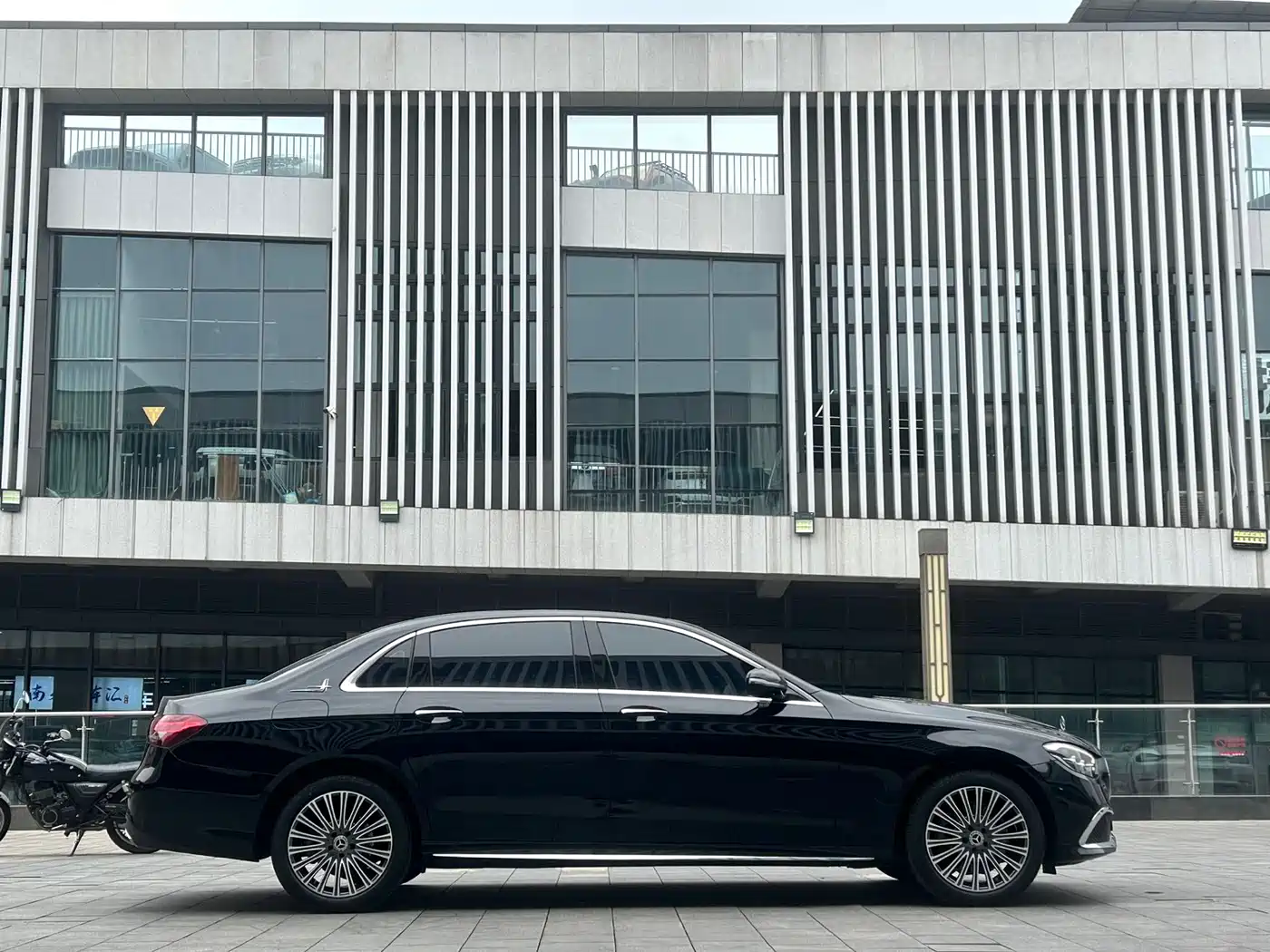 Mercedes-Benz E-Class 2023 E 300 L Sport Fashion фото 18