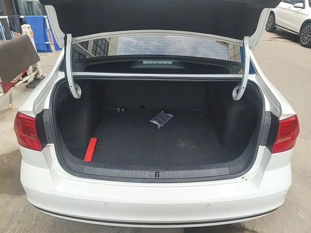 VOLKSWAGEN BORA