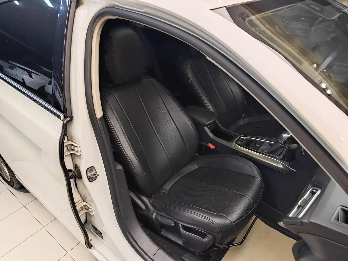Peugeot 408 2015 Model 1.2T Automatic Luxury Edition фото 33