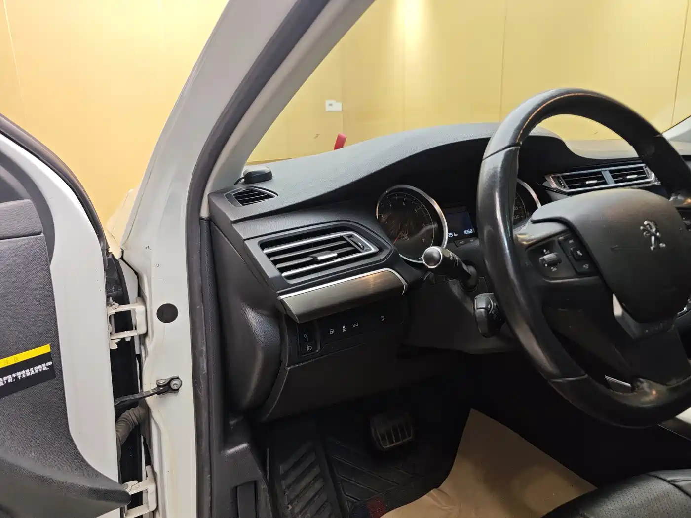 Peugeot 408 2015 Model 1.2T Automatic Luxury Edition фото 12
