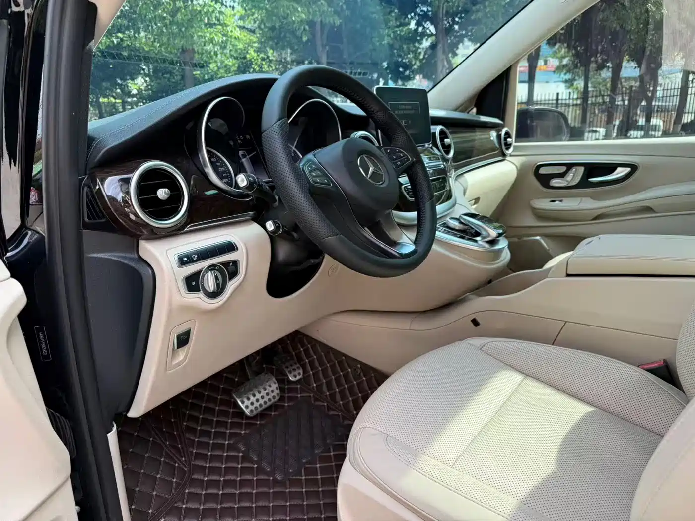 Mercedes-Benz V-Class 2018 V 260 L Premium Long Wheelbase Edition China VI фото 7