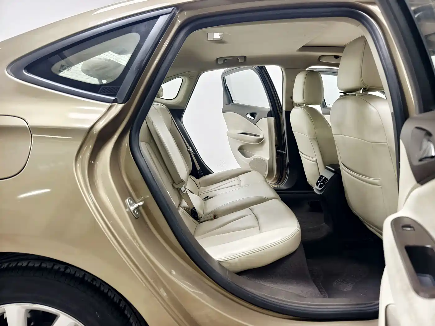 Photo 16 - Buick Verano