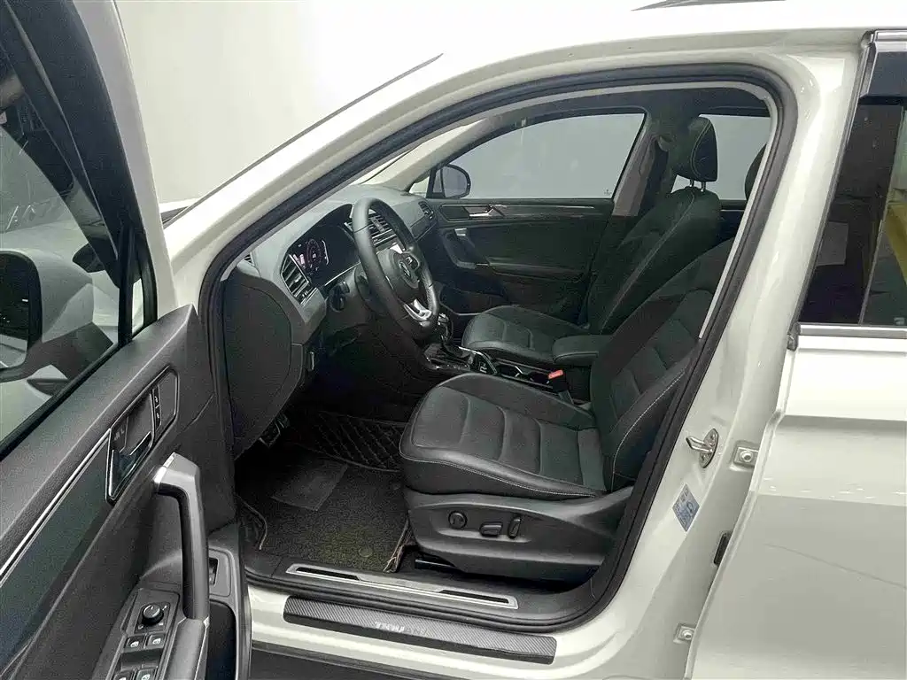Volkswagen Tiguan L 2021 330TSI Automatic 2WD R-Line Premium фото 4