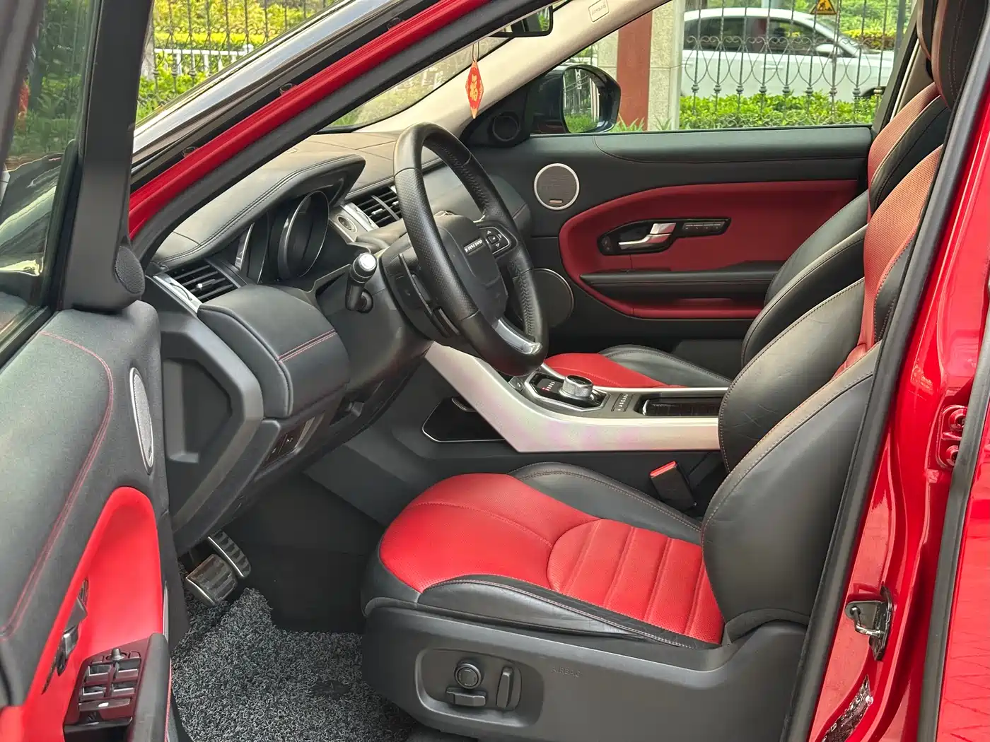 Land Rover Range Rover Evoque 2015 2.0T 5-Door Premium Edition фото 4