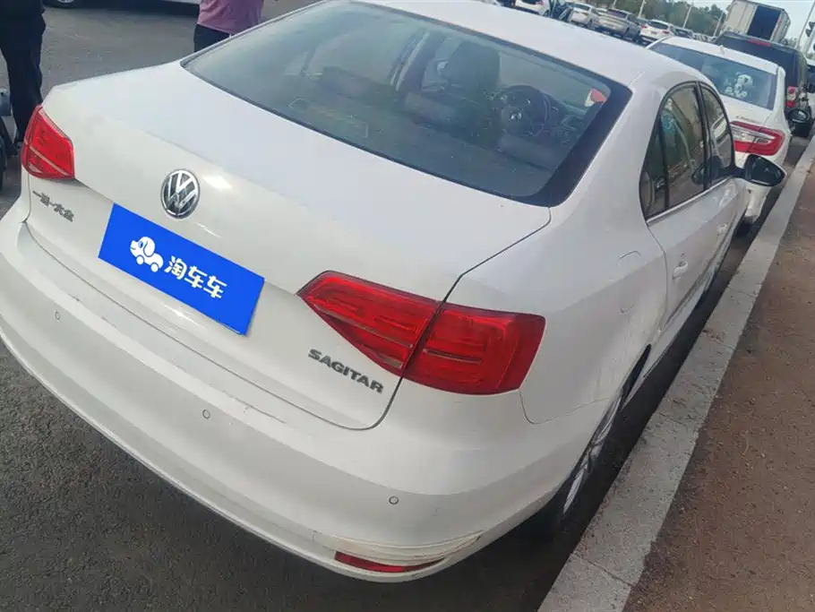 Volkswagen Sagitar 2015 1.6L Automatic Comfort фото 3