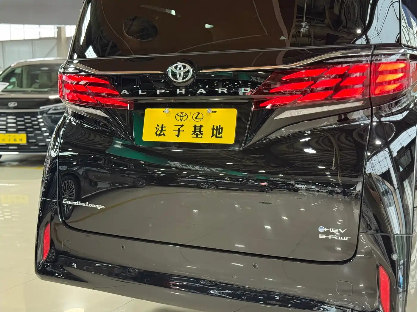 Toyota Alphard 2025 Hybrid 2.5L Ultimate Gold Edition фото 26