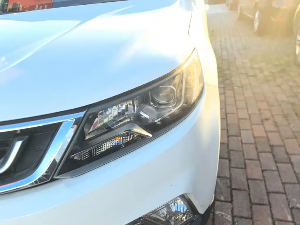 Фото 24 - Geely Emgrand X6