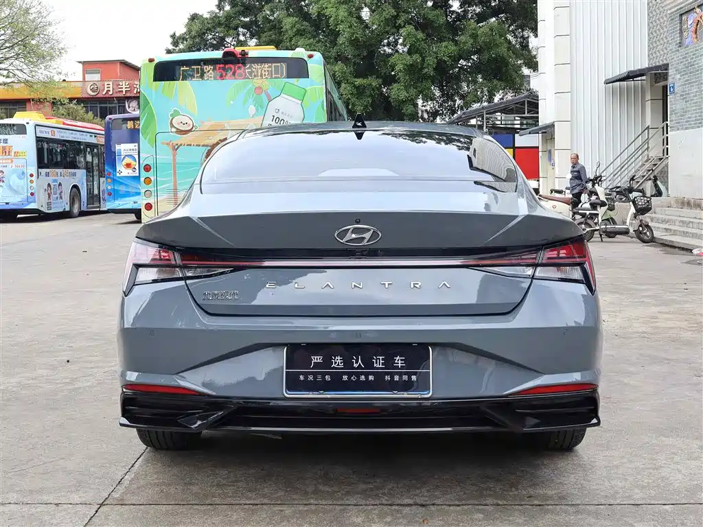 Hyundai Elantra 2021 1.5L CVT LUX Premium Edition фото 8