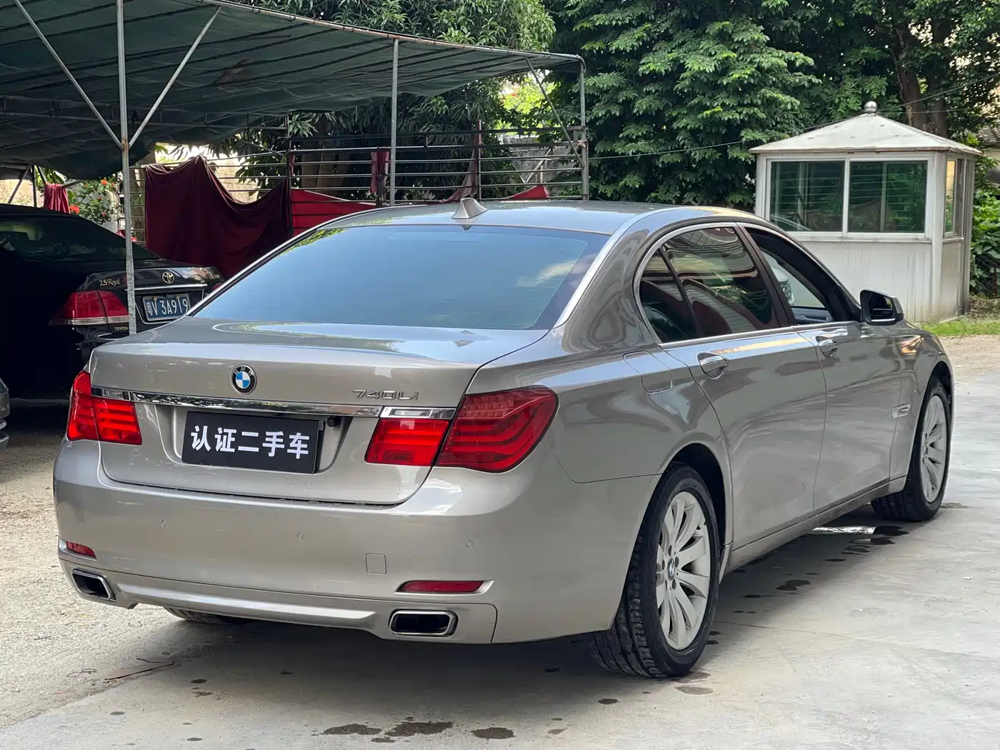 BMW 7 Series 2009 730Li Leading фото 4