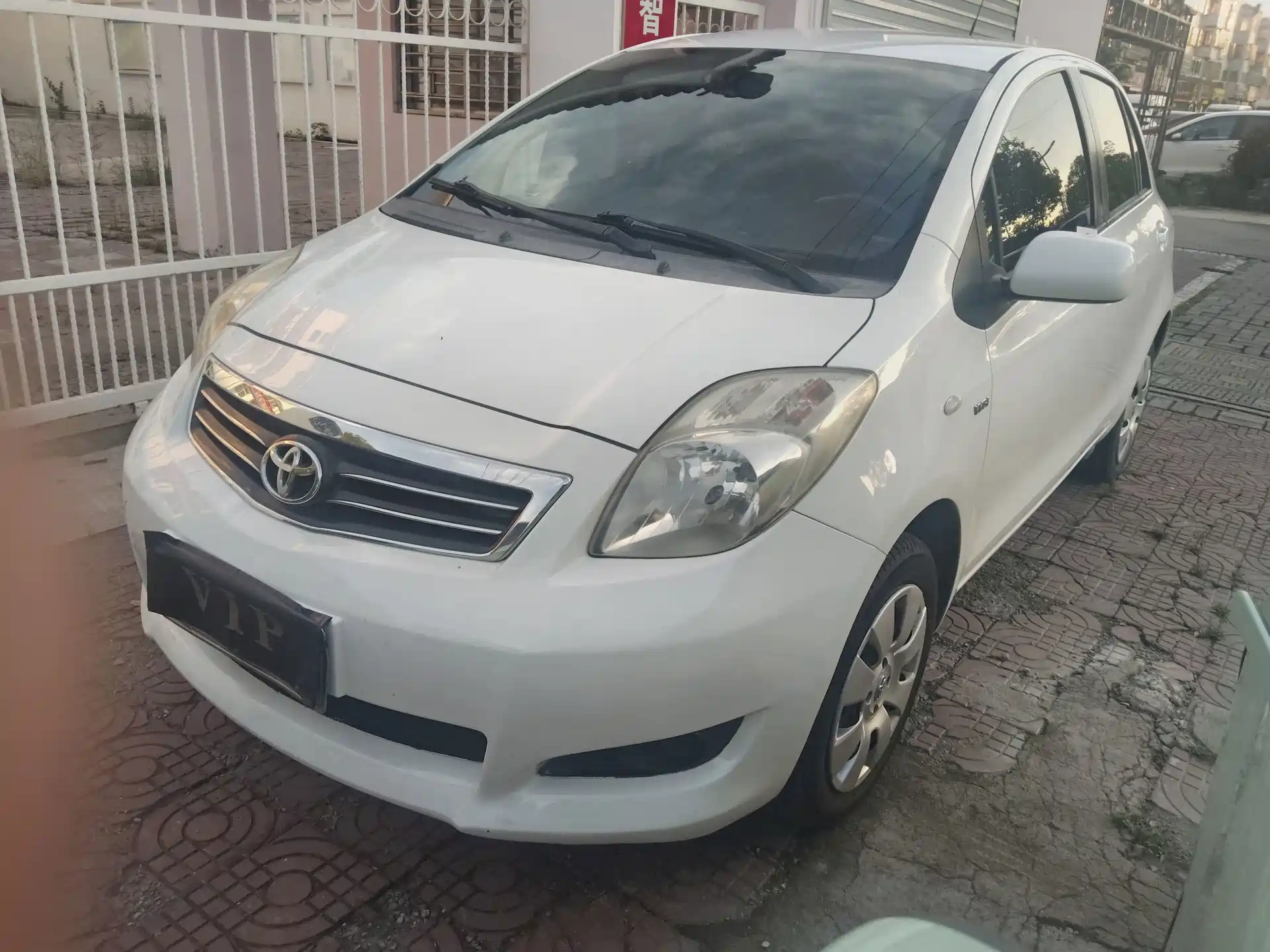 Фото 1 - Toyota Yaris