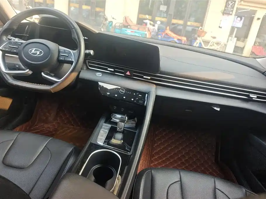 Hyundai Elantra 2021 1.5L CVT LUX Premium Edition фото 12