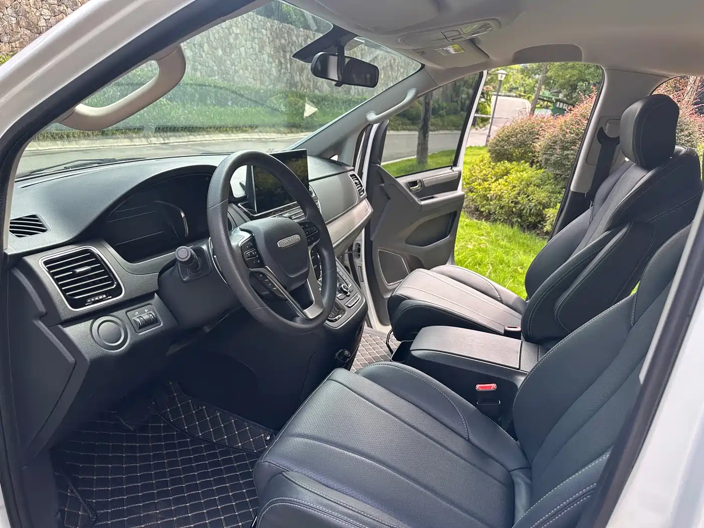 SAIC Maxus Maxus G20 2023 2023 PLUS 2.0T Gasoline Automatic Luxury Edition