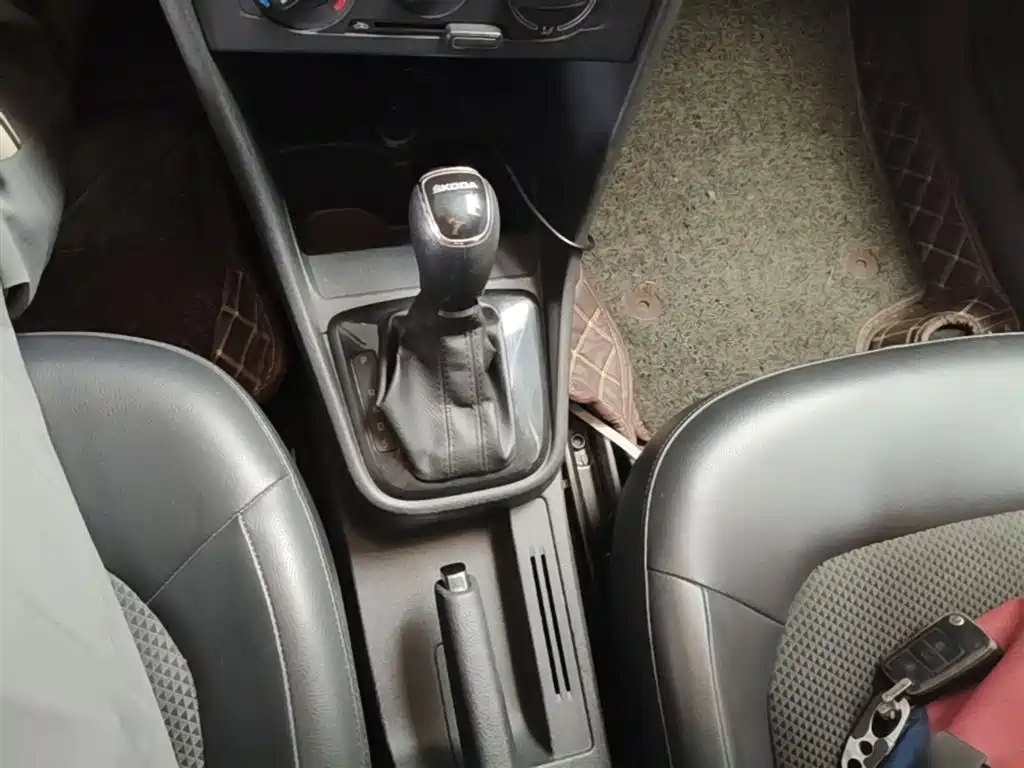 Škoda Skoda Rapid Spaceback 2014 1.6L Automatic Joy Edition фото 21