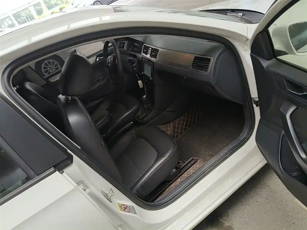 Škoda Skoda Rapid Spaceback 2014 1.6L Automatic Joy Edition фото 11