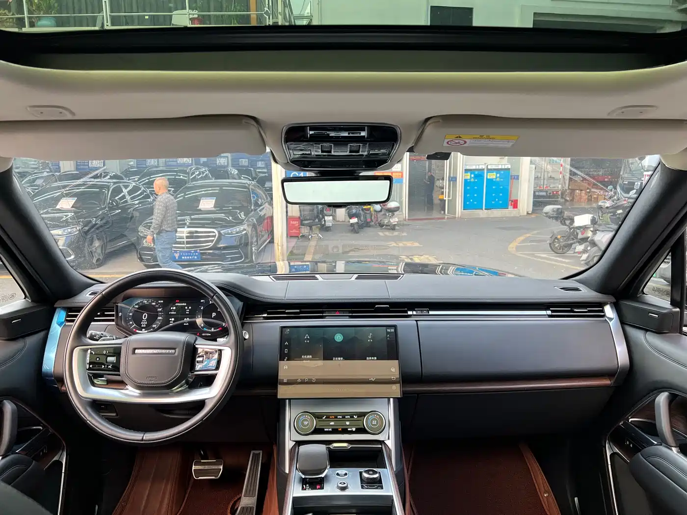 Land Rover Range Rover 2023 3.0 L6 400PS Golden Age 7-Seater Long Wheelbase фото 14